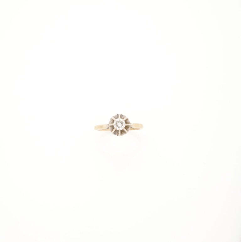 Bague solitaire en or gris (750) ornée d'un diamant taille brillant d'environ 0…