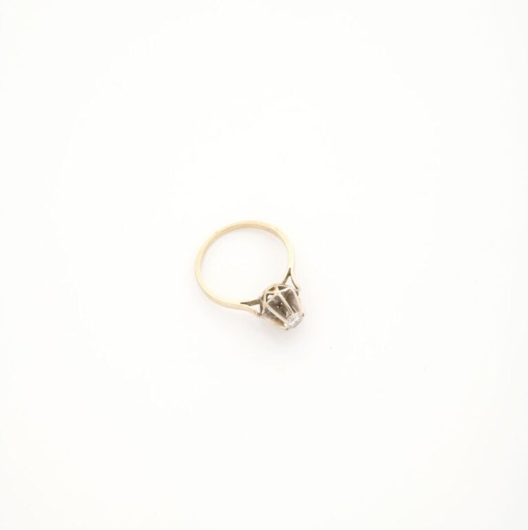 Bague solitaire en or gris (750) ornée d'un diamant taille brillant d'environ 0…