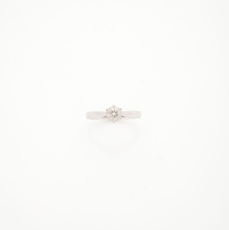 Bague solitaire en or gris (750) ornée d'un diamant taille brillant d'environ 0…