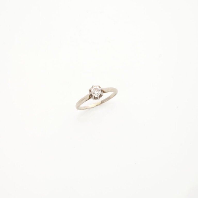 Bague solitaire en or gris (750) ornée d'un diamant taille brillant d'environ 0…