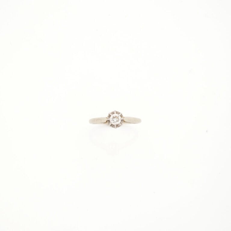 Bague solitaire en or gris (750) ornée d'un diamant taille brillant d'environ 0…