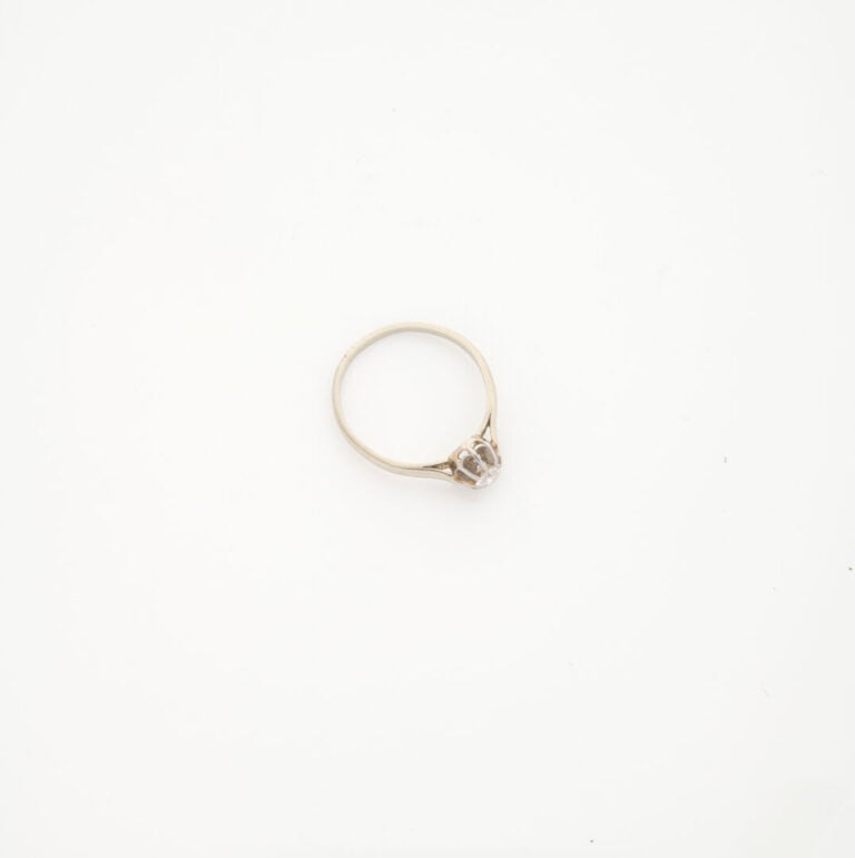 Bague solitaire en or gris (750) ornée d'un diamant taille brillant d'environ 0…