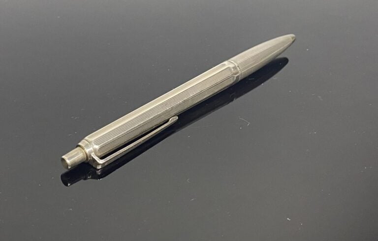 BALLOGRAF, epoca - Stylo à bille rétractable en argent (925) et métal argenté à…