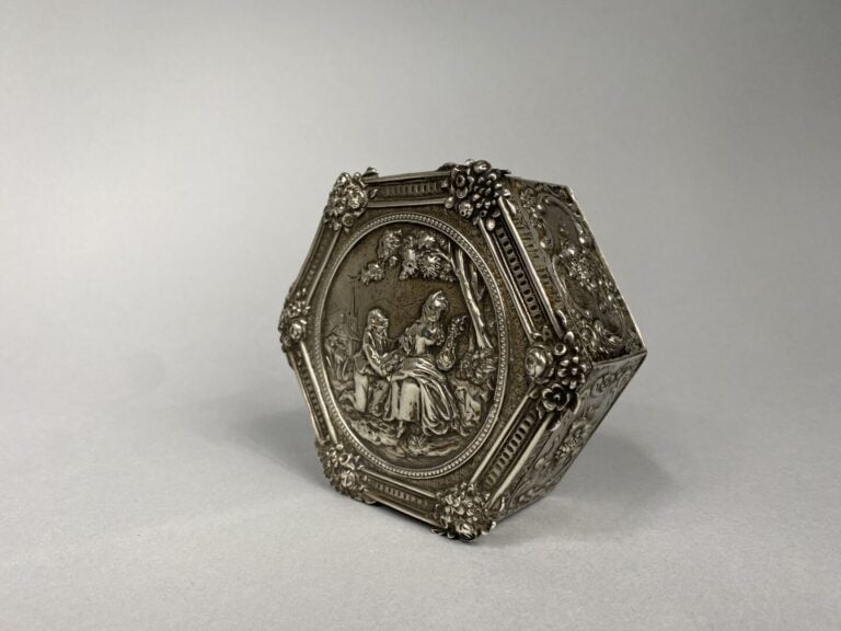 Boite en argent (800) de forme hexagonale à décor au repoussé d'une scène galan…