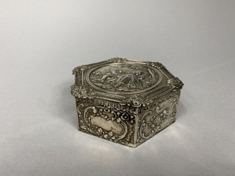 Boite en argent (800) de forme hexagonale à décor au repoussé d'une scène galan…