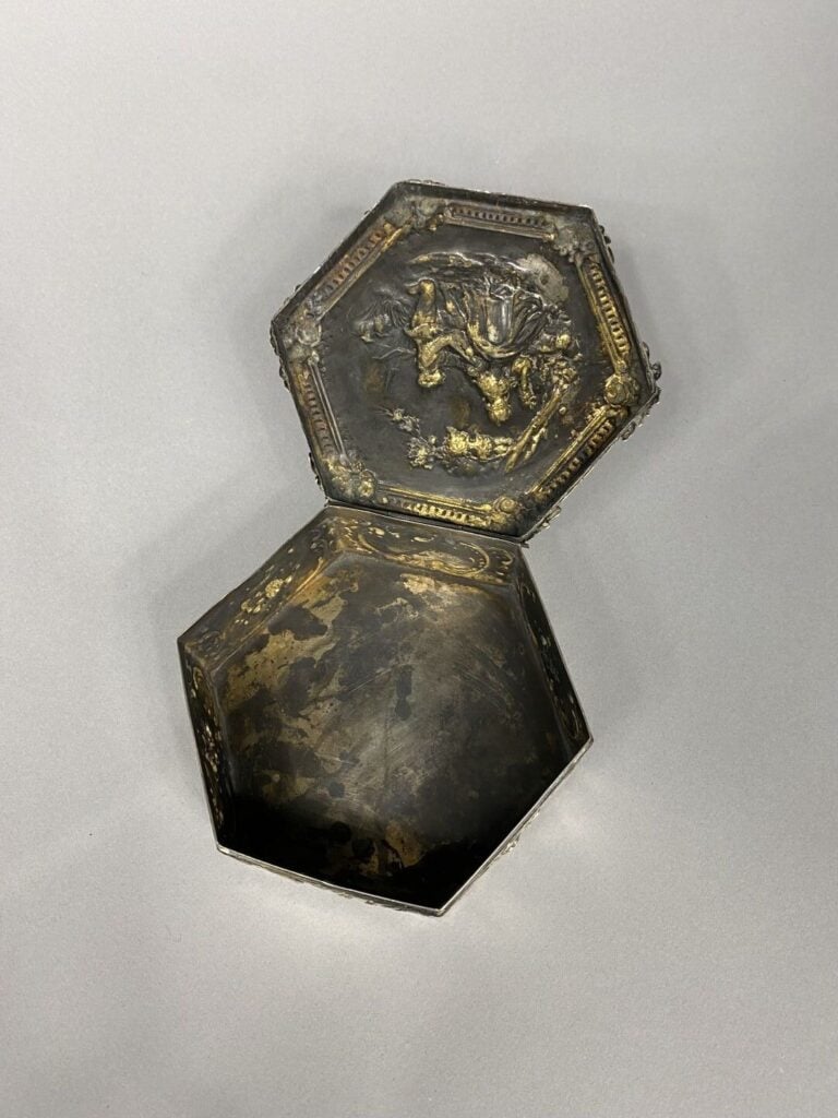Boite en argent (800) de forme hexagonale à décor au repoussé d'une scène galan…