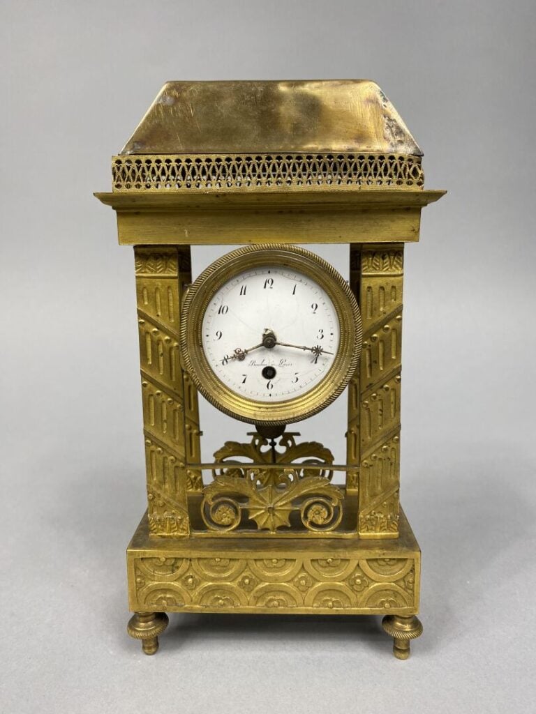 Boubon, Paris - Pendulette portique en bronze doré à décor de pilastres corinth…