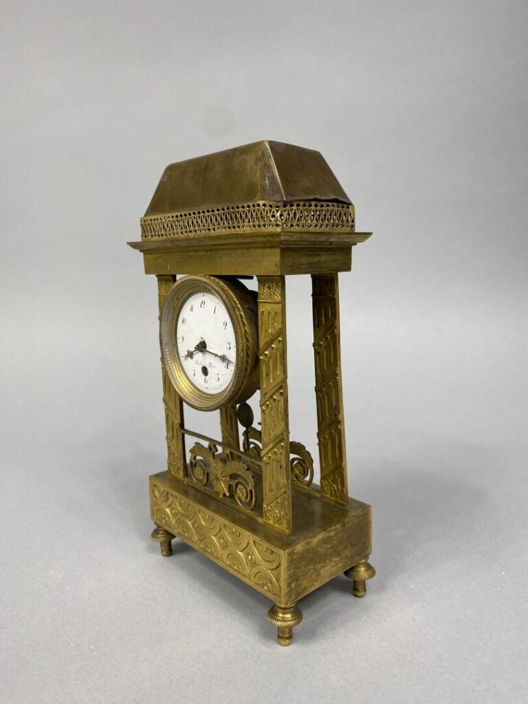 Boubon, Paris - Pendulette portique en bronze doré à décor de pilastres corinth…