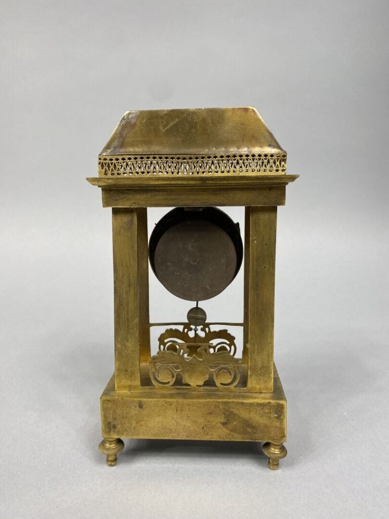 Boubon, Paris - Pendulette portique en bronze doré à décor de pilastres corinth…