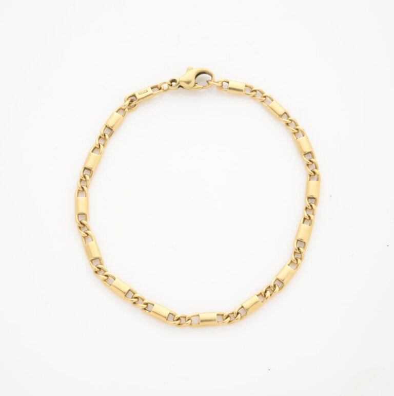Bracelet en or jaune (750) à maillons articulés, fermoir mousqueton - Poids : 1…