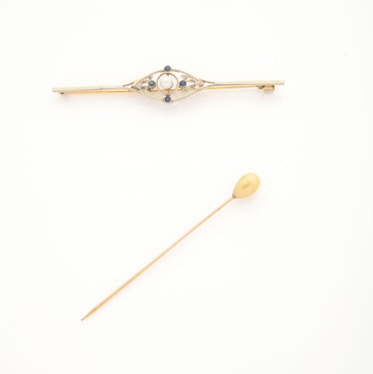 Broche barrette en or (750) deux tons centrée d'un motif ajouré orné d'une perl…