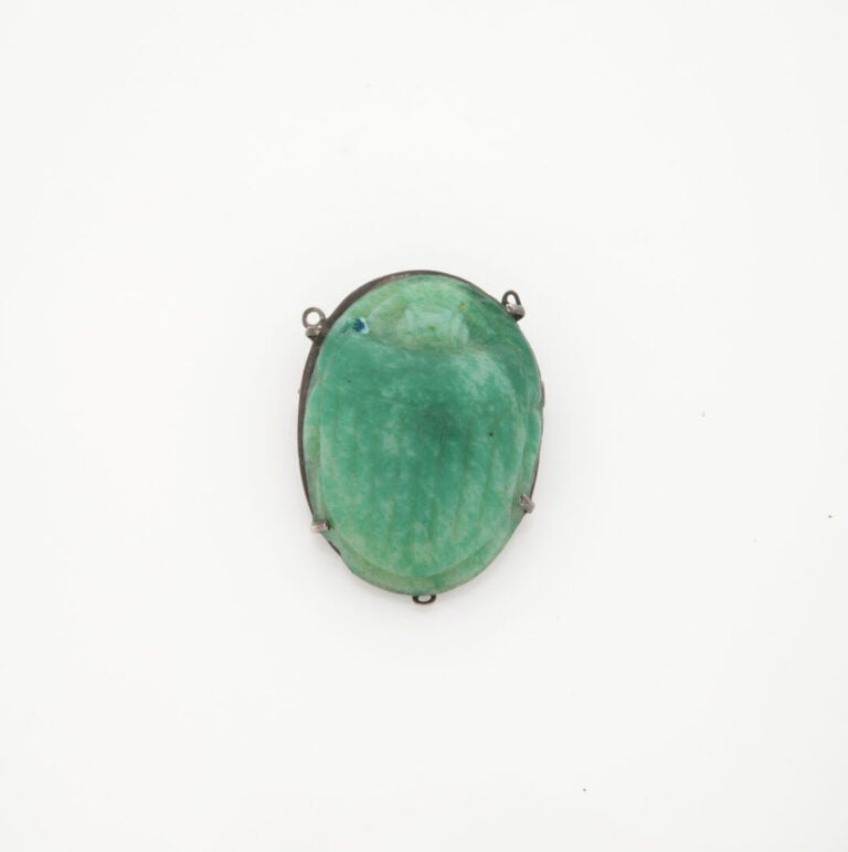 Broche en argent (800) ornée d'une pierre verte sculptée imitant le jade et rep…