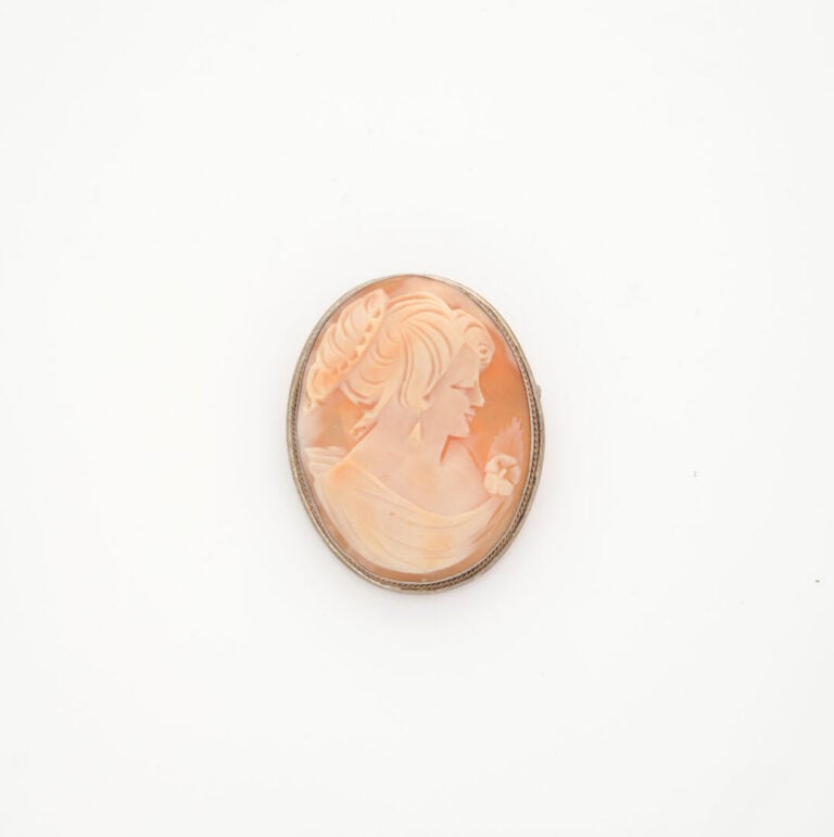 Broche ovale en argent (800) ornée d'un camée figurant un profil de femme - Poi…