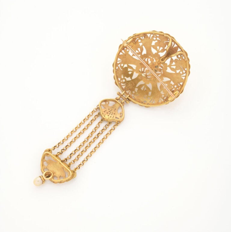Broche ronde en or jaune (750) à motif ajouré ponctué de perles de culture et b…