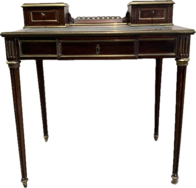 Bureau à gradins en placage d'acajou ouvrant à un tiroir en ceinture et deux ti…