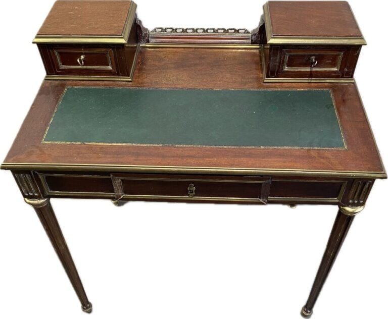 Bureau à gradins en placage d'acajou ouvrant à un tiroir en ceinture et deux ti…