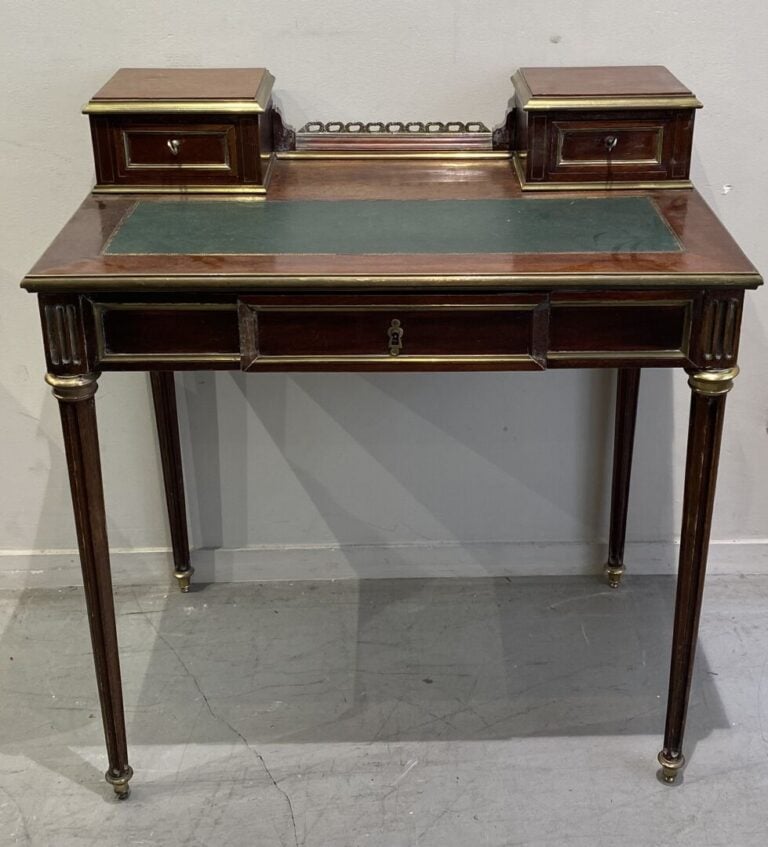 Bureau à gradins en placage d'acajou ouvrant à un tiroir en ceinture et deux ti…