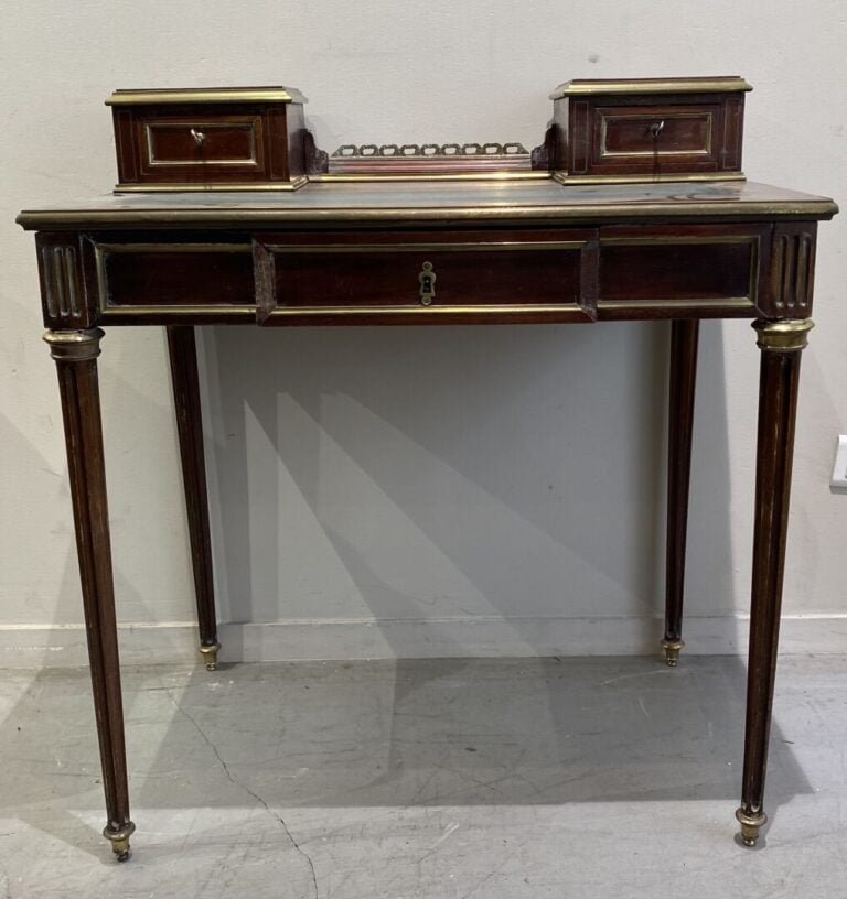 Bureau à gradins en placage d'acajou ouvrant à un tiroir en ceinture et deux ti…