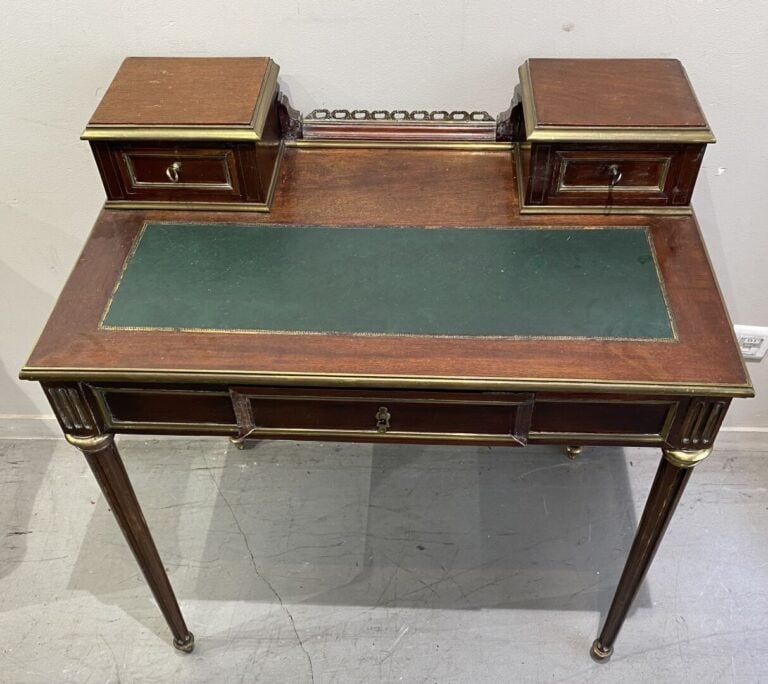 Bureau à gradins en placage d'acajou ouvrant à un tiroir en ceinture et deux ti…