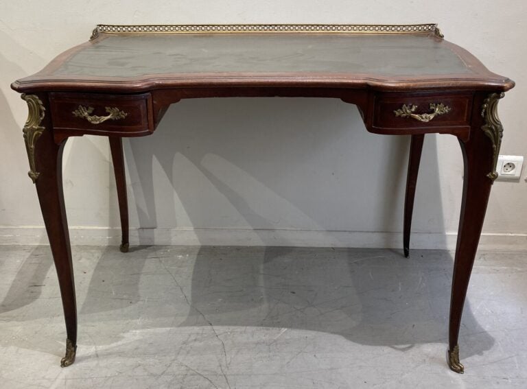 Bureau de dame en bois de placage ouvrant à deux tiroirs. Ornementation en bron…