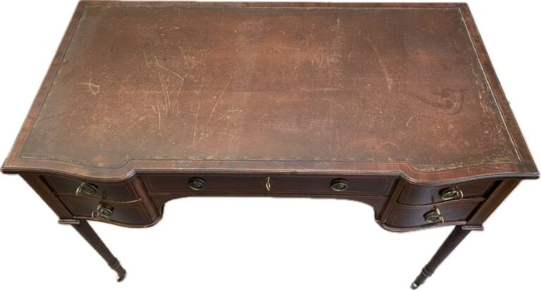 Bureau de dame ouvrant à cinq tiroirs sur deux rangs à décor de filets. Ornemen…