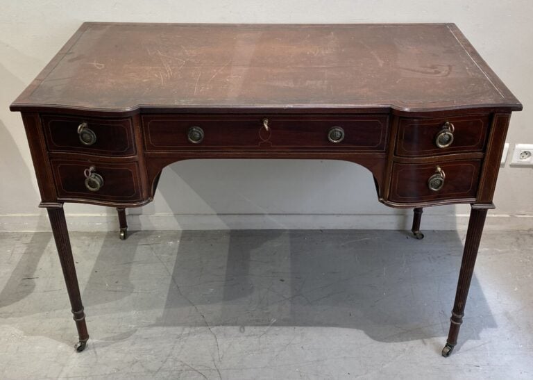 Bureau de dame ouvrant à cinq tiroirs sur deux rangs à décor de filets. Ornemen…