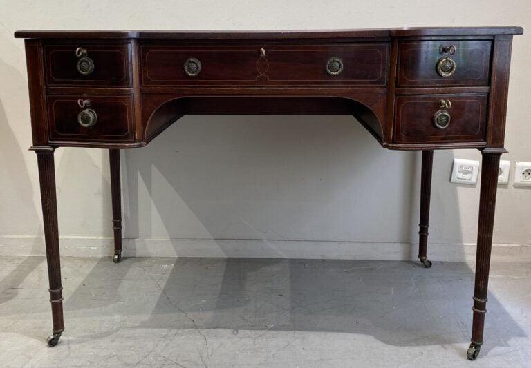 Bureau de dame ouvrant à cinq tiroirs sur deux rangs à décor de filets. Ornemen…