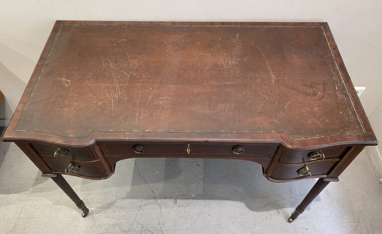 Bureau de dame ouvrant à cinq tiroirs sur deux rangs à décor de filets. Ornemen…