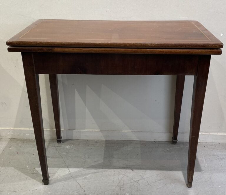 Bureau de dame ouvrant à cinq tiroirs sur deux rangs à décor de filets. Ornemen…