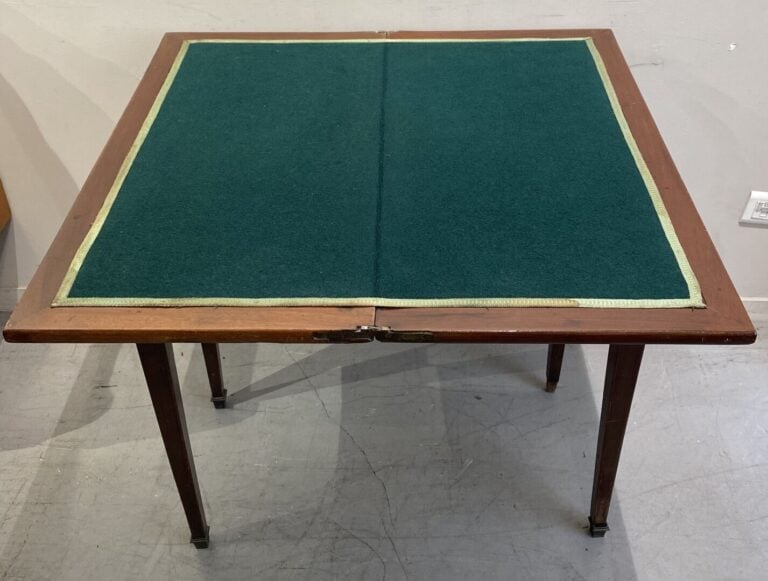 Bureau de dame ouvrant à cinq tiroirs sur deux rangs à décor de filets. Ornemen…
