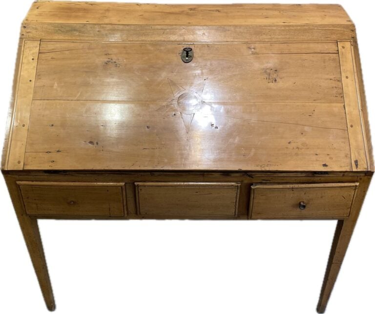 Bureau de pente en bois naturel à décor marqueté d'étoile, ouvrant en ceinture…