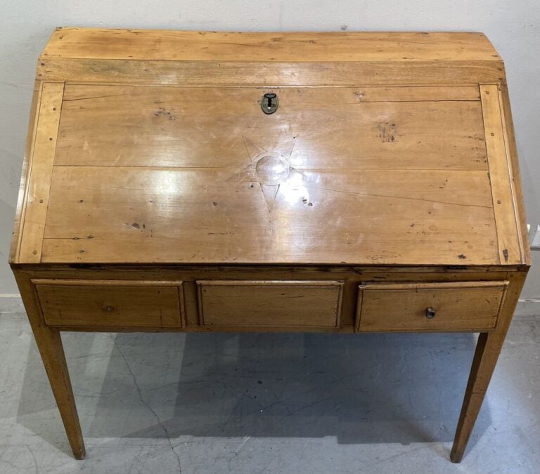 Bureau de pente en bois naturel à décor marqueté d'étoile, ouvrant en ceinture…