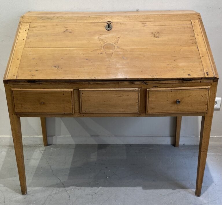 Bureau de pente en bois naturel à décor marqueté d'étoile, ouvrant en ceinture…