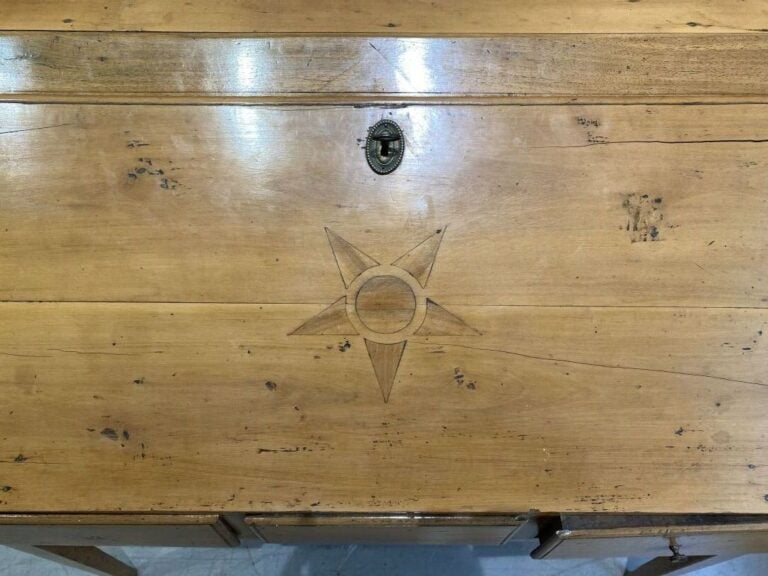 Bureau de pente en bois naturel à décor marqueté d'étoile, ouvrant en ceinture…