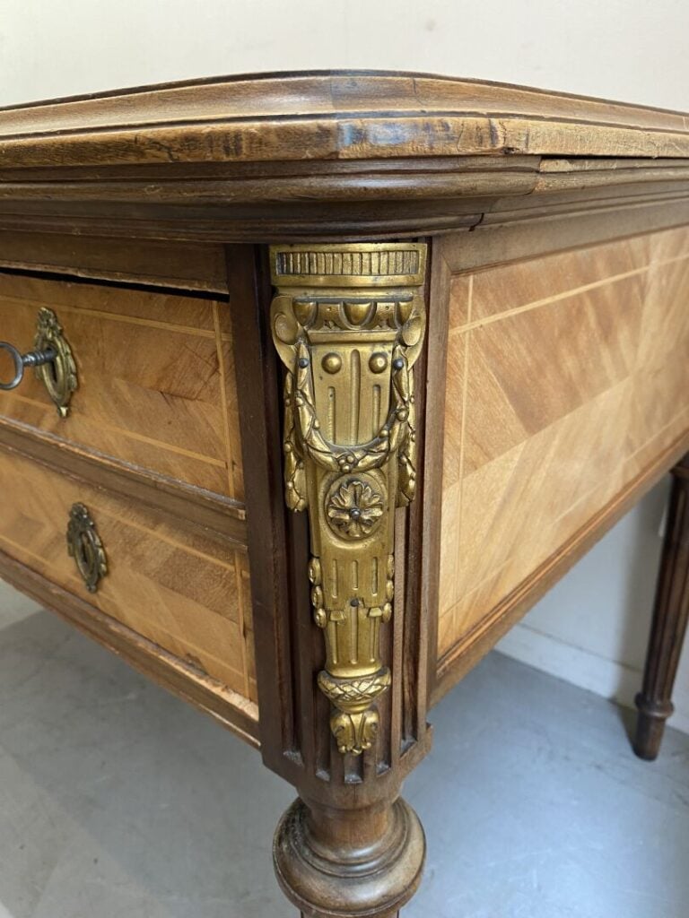 Bureau plat en bois de placage de forme rectangulaire à décor de filets, ouvran…