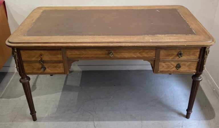 Bureau plat en bois de placage de forme rectangulaire à décor de filets, ouvran…