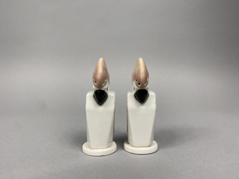 Camille THARAUD, Limoges - Paire de salières en porcelaine formant des cacatoès…
