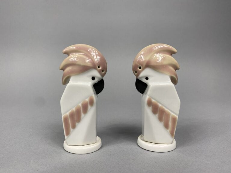 Camille THARAUD, Limoges - Paire de salières en porcelaine formant des cacatoès…