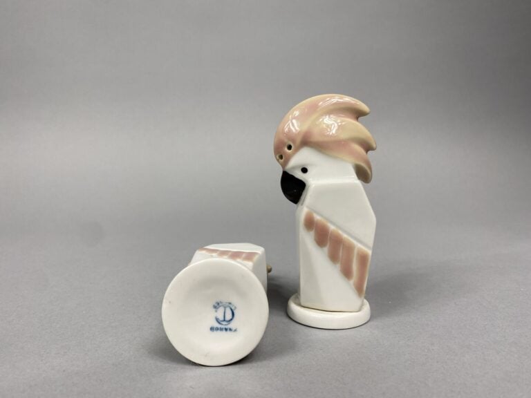 Camille THARAUD, Limoges - Paire de salières en porcelaine formant des cacatoès…