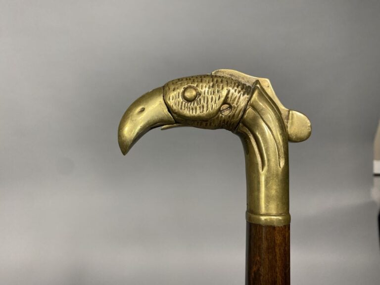 Canne fusil en bois et pommeau à tête d'aigle en bronze - L: 88 cm