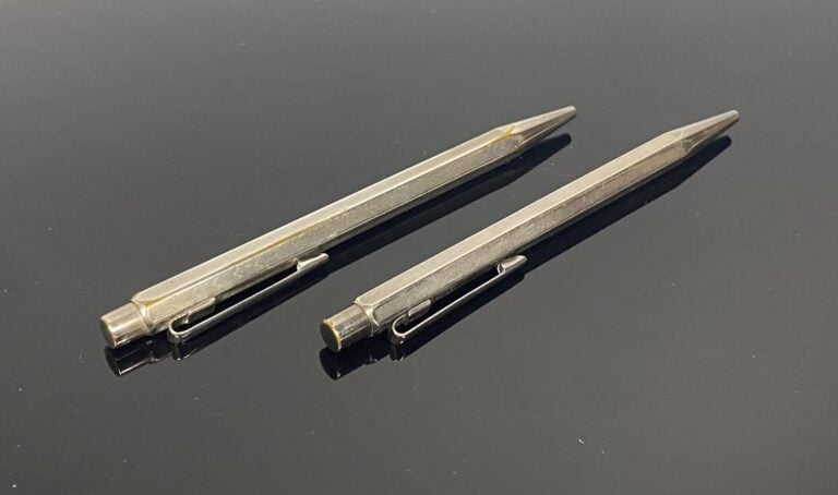 CARAN D'ACHE - Deux stylos à bille retractable Hexagonal en métal argenté orné…
