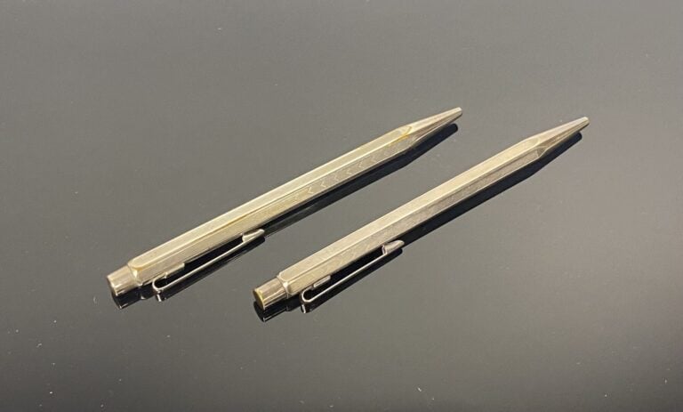 CARAN D'ACHE - Deux stylos à bille retractable Hexagonal en métal argenté orné…