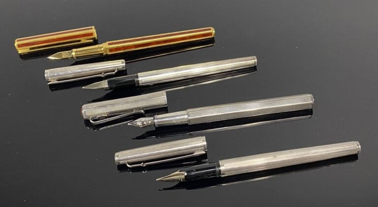 CARAN D'ACHE - Lot de 3 stylos plume en métal argenté ou argent (925) rainuré o…