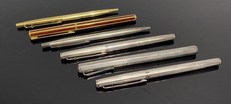 CARAN D'ACHE - Lot de 3 stylos plume en métal argenté ou argent (925) rainuré o…