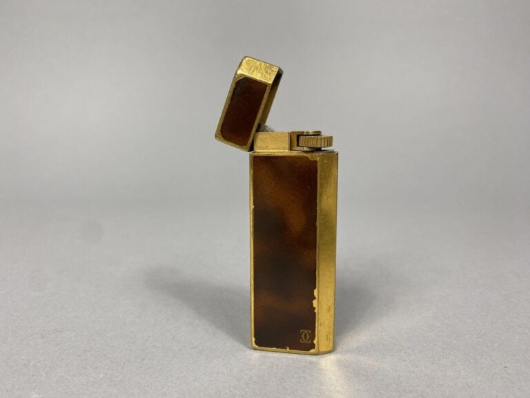 CARTIER - Briquet en métal doré à décor laqué imitation écaille - Signé et numé…
