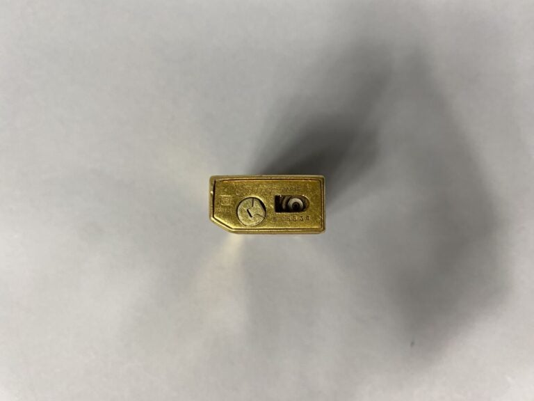 CARTIER - Briquet en métal doré à décor laqué imitation écaille - Signé et numé…