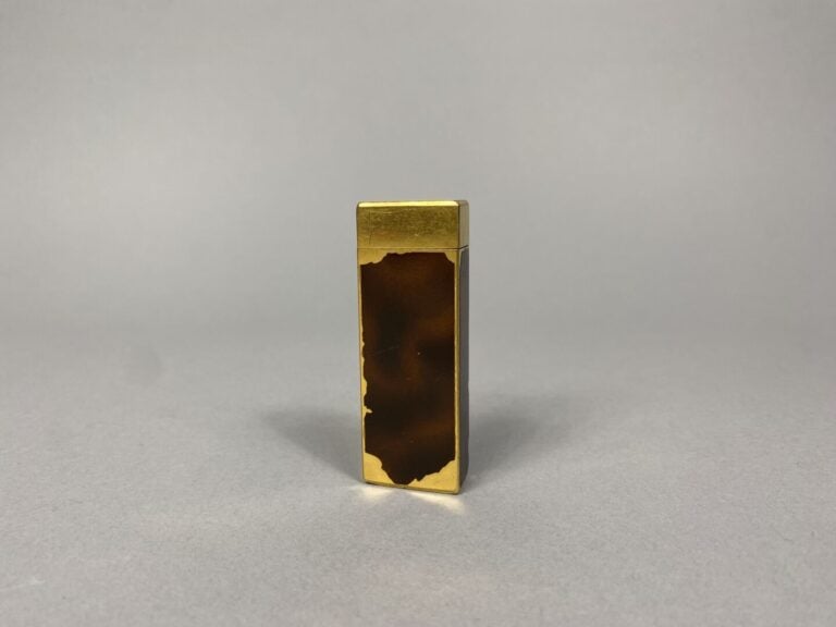 CARTIER - Briquet en métal doré à décor laqué imitation écaille - Signé et numé…