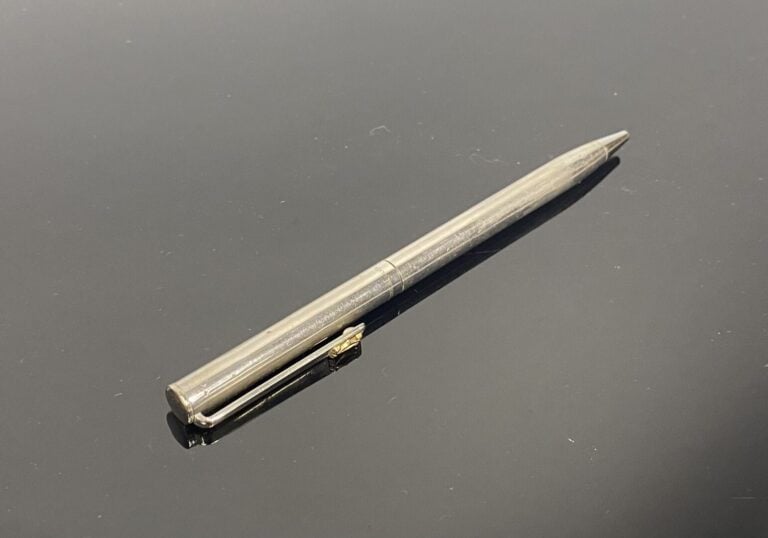CARTIER - Stylo à bille rétractable en métal argenté, l'agrafe ornée du sigle d…