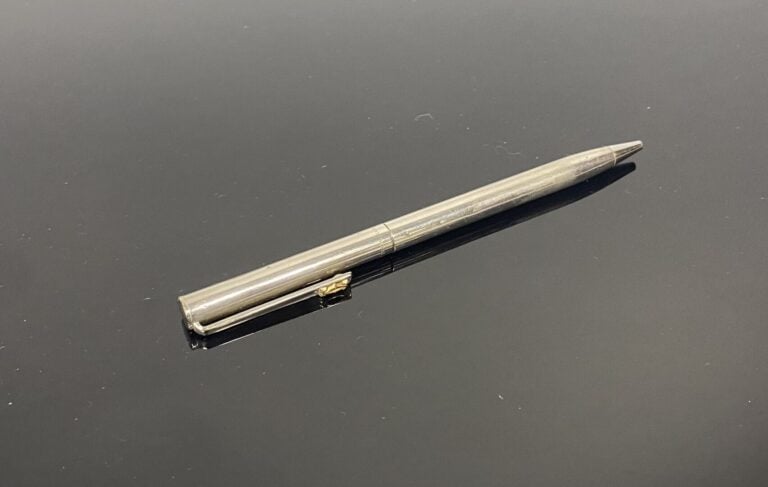 CARTIER - Stylo à bille rétractable en métal argenté, l'agrafe ornée du sigle d…