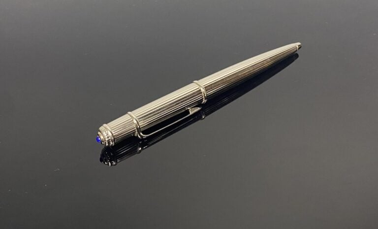 CARTIER - Stylo à bille rétractable en métal palladié à décor rainuré, le capuc…